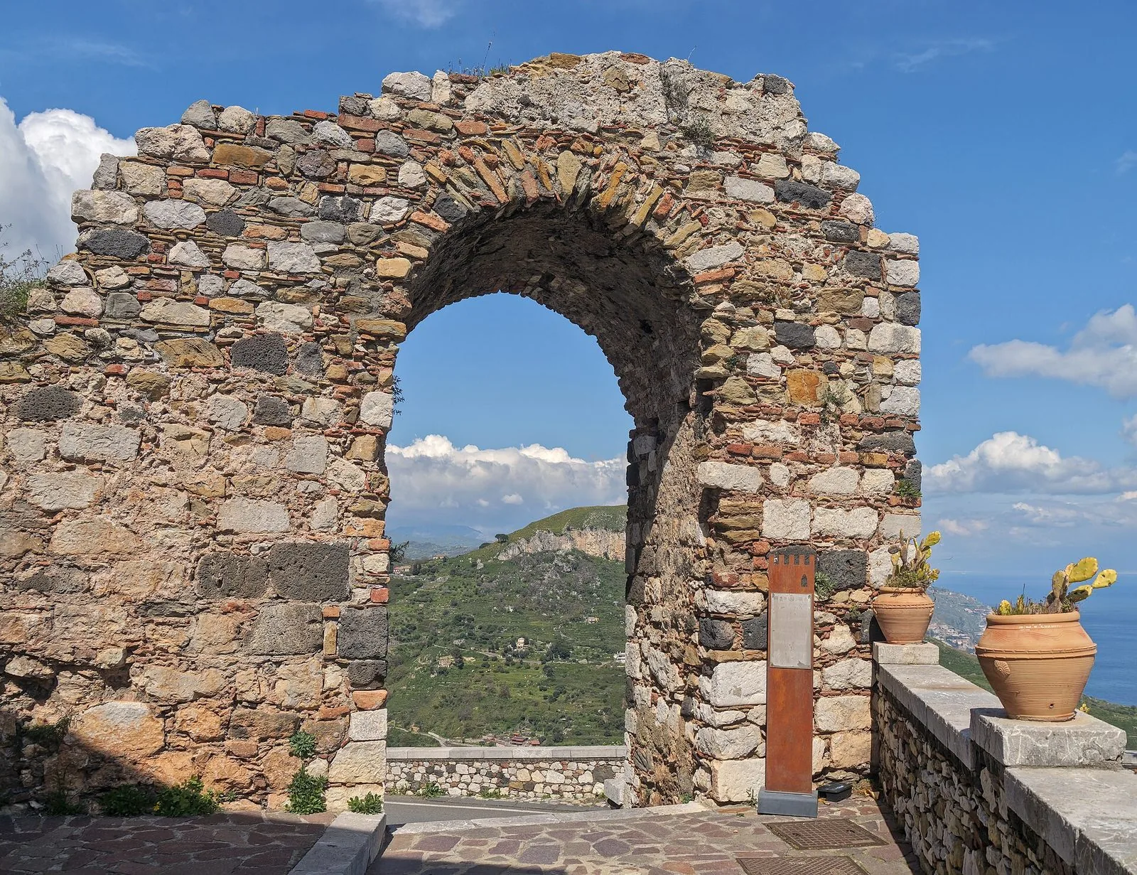 L'arco antico di Castelmola