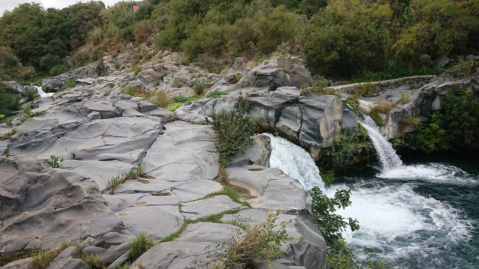 Piccole cascate del fiume Alcantara