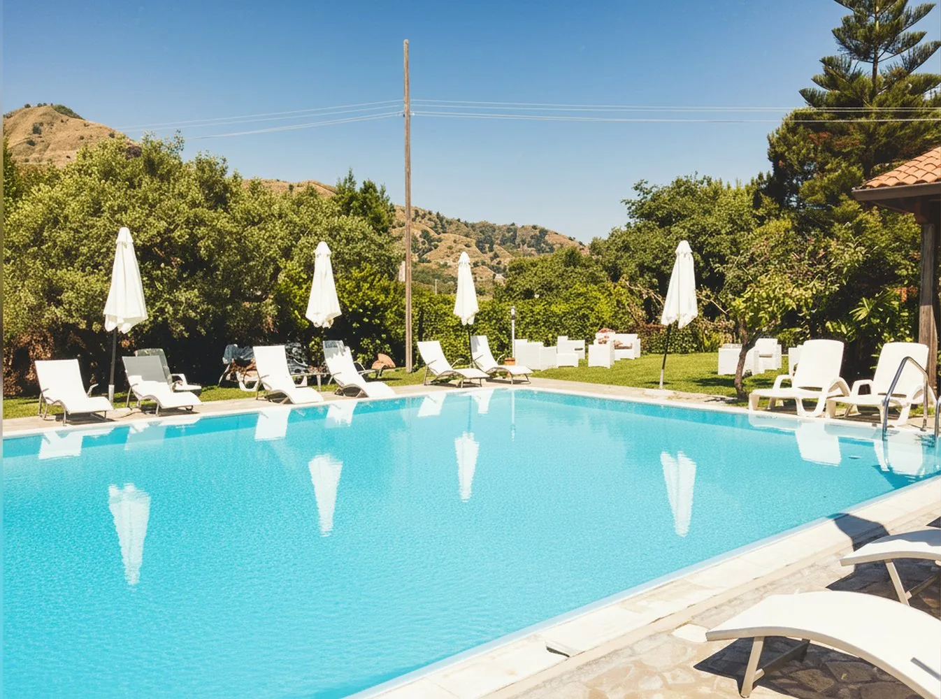 La piscina con solarium dell'agriturismo